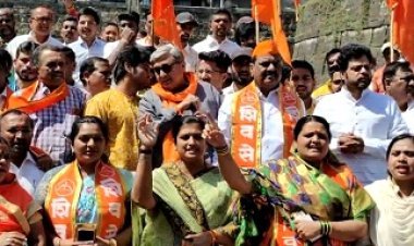 कोल्हापुरात ठाकरे गट आक्रमक,शिंदे गटाविरोधात जोरदार घोषणा