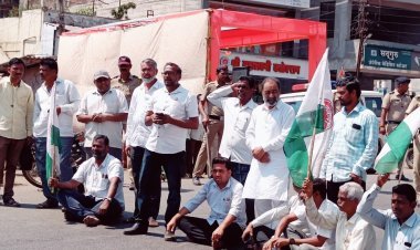 स्वाभिमानी शेतकरी संघटनेच्या वतीने बांबवडे येथे चक्काजाम आंदोलन करण्यात आले