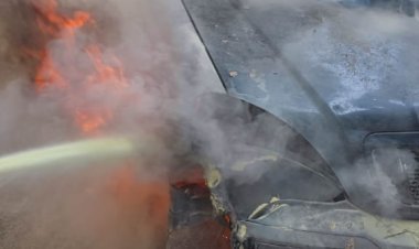 शाहू मिल कॉलनी पाण्याच्या टाकी जवळ चार चाकी वाहनाला लागली आग