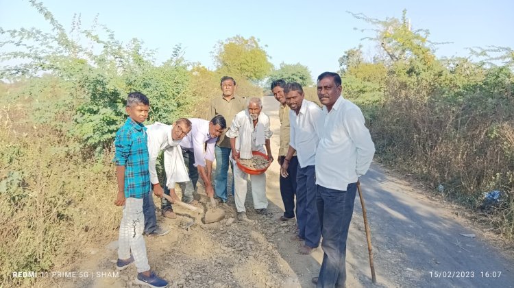 सामाजिक  कार्यातुन रोडचे बुजवले खड्डे  लोकप्रतिनीधीचे दुलॆक्ष