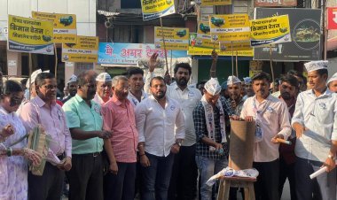 टिप्परचालकांच्या किमान वेतनासाठी महापालिकेसमोर 'आप'चा घंटानाद