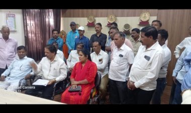 के.एम.टी मधील कर्मचाऱ्यांच्या मागण्यांकरिता महानगरपालिका प्रशासन सकारात्मक होणार असेल तर आंदोलनाबाबत पुनर्विचार करू! ..प्रा. शहाजी कांबळे