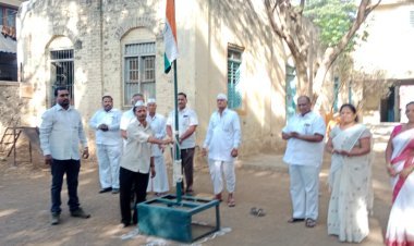 सर्वोदय विद्यालयात महाराष्ट्र दिन व कामगार दिनानिमित्त विद्यालयातील लिपिक अनिल पवार यांचे हस्ते ध्वजारोहण करण्यात आले