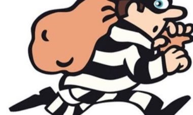 शोरूम फोडून 16 लाखांची रोकड चोरीस