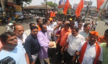 सर्वोच्च न्यायालयाच्या निकालाचे शिवसेनेकडून स्वागत*  *साखर - पेढे वाटून शिवसैनिकांनी साजरा केला आनंदोत्सव*