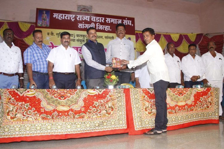 नवोदित कविमहोदयांनी शासकीय योजना माहिती प्रचार व प्रसार विषय संदर्भ घेऊन कविलेखन करावे -  आमदार अशोक बापु पवार