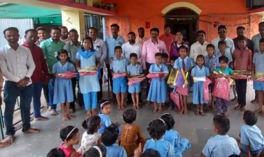 योगेश स्पोर्ट्स खडकेवाडा कडून मुलांना शैक्षणिक साहित्याचे वाटप.