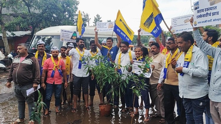 शहरातील खराब रस्त्यांच्या निषेधार्थ ‘आप’चे आंदोलन