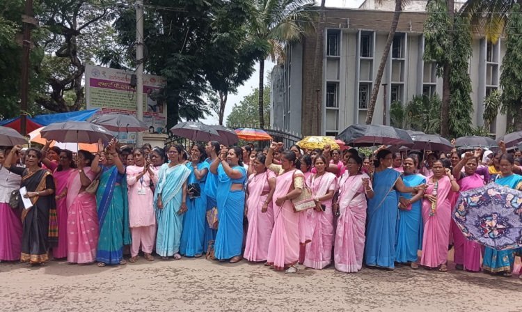 आशा स्वयंसेविका व गटप्रवर्तकांचे जिल्हा परिषद समोर छत्री मोर्चा