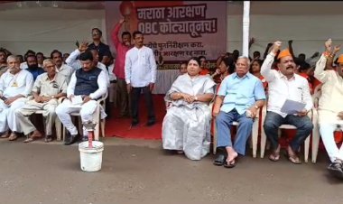 सकल मराठा समाजाच्यावतीने जिल्हाधिकारी कार्यालयासमोर धरणे आंदोलन