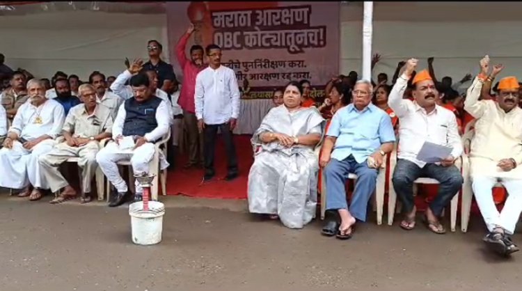 सकल मराठा समाजाच्यावतीने जिल्हाधिकारी कार्यालयासमोर धरणे आंदोलन