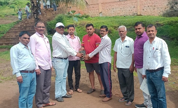 कै. वसंत पांडुरंग लोहार यांच्या पुण्यतिथी निमित्त वृक्षारोपण कार्यक्रम संपन्न