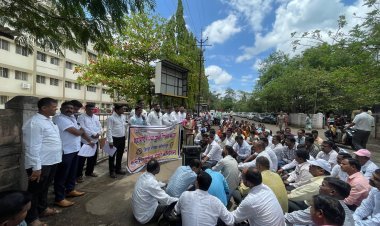 प्रलंबित मागण्यासाठी पेन्शन संघटनेचे जिल्हा परिषद समोर धरणे आंदोलन..!