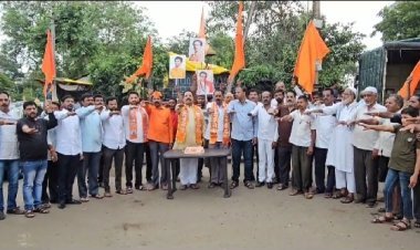 शिवसेना वर्धापन दिनानिमित्त शिवसैनिकांचा उंचगाव कमान येथे जल्लोष: घेतली निष्ठेची शपथ