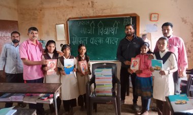 काशिग विद्यालयास माजी विध्यार्थांकडून वह्या भेट