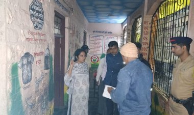 जिल्हा प्रशासनाकडून पुरग्रस्त भागात भेटी आणि मदतकार्य