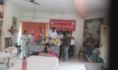 उद्धव ठाकरे यांच्या वाढदिवसानिमित्त मातोश्री वृद्धाश्रमात फळे वाटप
