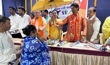 युवासेनेच्या वतीने गरजू नागरिक व विद्यार्थ्यांना छत्र्या वाटप