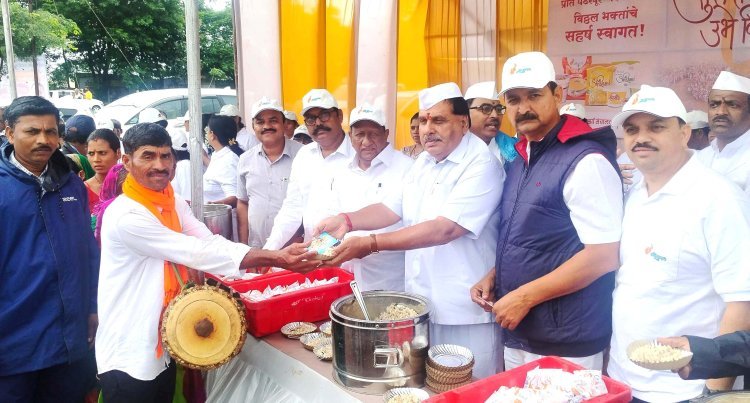 गोकुळ मार्फत आषाढी एकादशी निमित्त सुगंधी दूध, खिचडी व हरिपाठ वाटप