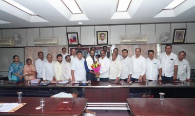 पुरातून दूध वाहतुकीबद्दल गोकुळच्या संचालकांचा सत्कार