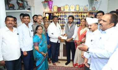 स्वप्नीलच्या कुटुंबीयांना आ.ऋतुराज पाटील यांच्याकडून 5 लाखाचा धनादेश प्रदान