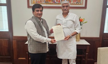 केशवराव नाट्यगृहासाठी महाडिक यांची सांस्कृतिक मंत्र्यांकडे निधीची मागणी