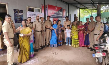 पोलिस कर्मचार्‍यांना भागीरथी महिला संस्थेच्या भगीनींनी बांधला स्नेहबंधनाचा धागा