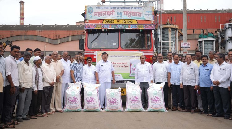 ‘गोकुळ’ कडून पूरग्रस्त छावणीतील जनावरांना पशुखाद्याचे वाटप