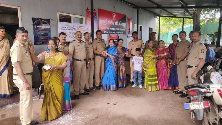 पोलिस कर्मचार्‍यांना भागीरथी महिला संस्थेच्या भगीनींनी बांधला स्नेहबंधनाचा धागा