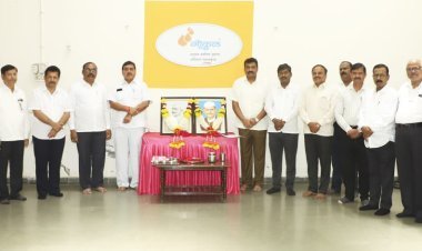 गोकुळ मार्फत महात्मा गांधी व लाल बहादूर शास्त्री यांना अभिवादन