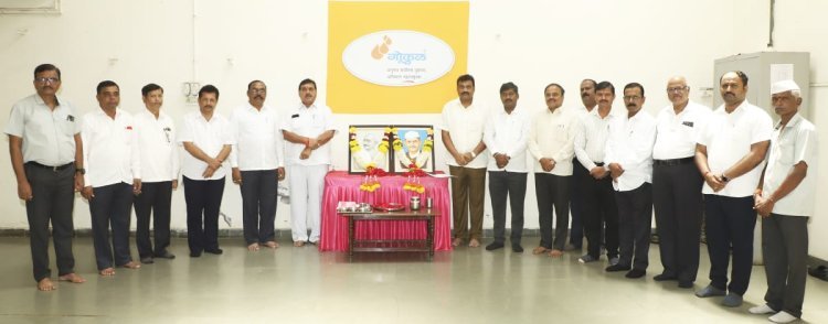 गोकुळ मार्फत महात्मा गांधी व लाल बहादूर शास्त्री यांना अभिवादन