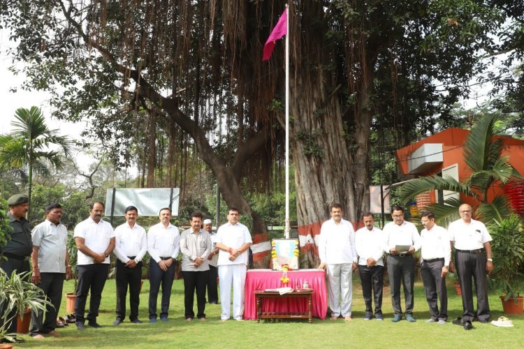 सहकार सप्ताह निमित्त गोकुळमध्ये ध्वजारोहण
