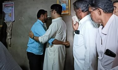 चिमगावमधील आंगज कुटूंबियांचे समरजितसिंह घाटगे यांनी सांत्वन करत दिला आधार