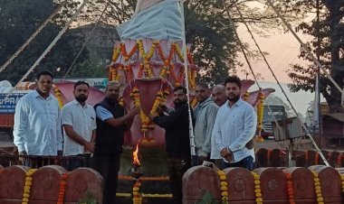 स्वतंत्र लढ्यातील हुतात्म्यांना गारगोटीतील क्रांती चौकात अभिवादन