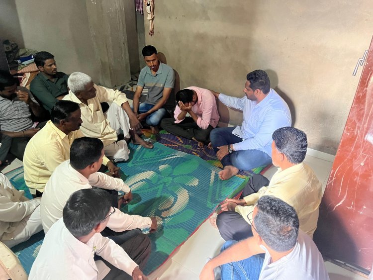 ॲड. विरेंद्र मंडलिक यांच्याकडून चिमगावच्या आंगज परिवाराचे सांत्वन.