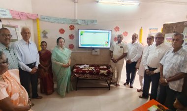 मूकबधिर शाळेस ई लर्निंग संच देणगीतून भोसले कुटूंबियांचे शाहू महाराजांना कृतिशील अभिवादन -=सुहासिनीदेवी घाटगे