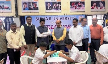 अंध विद्यार्थ्यांनी विद्यापीठात गिरविले बुद्धिबळाचे धडे