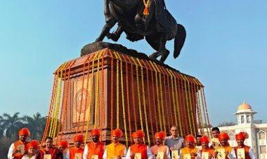 ‘मराठा स्वराज्य निर्मिती’ पुस्तकाचे शिवाजी महाराजांच्या चरणी प्रकाशन