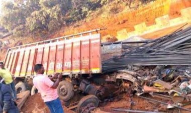 बावनदीजवळ मालवाहू ट्रकचा अपघात ; दोन जणांचा जागीच मृत्यू