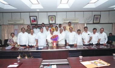 पी.डी.धुंदरे सहकारातील अभ्यासू व्यक्तिमत्व : अरुण डोंगळे