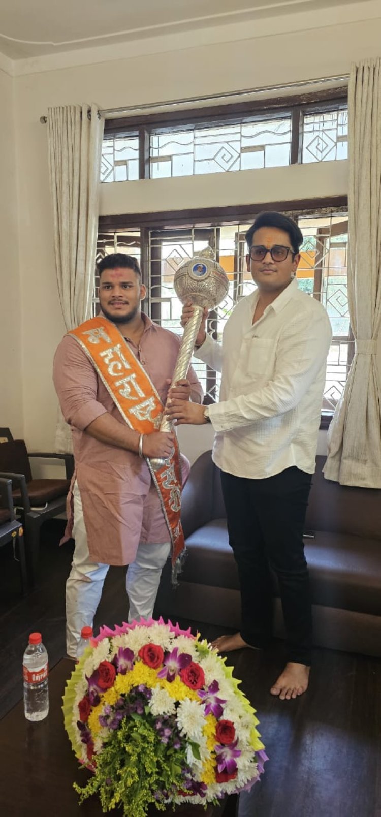 महाराष्ट्र केसरी पृथ्वीराज मोहोळला भिमा साखर कारखान्याचे अध्यक्ष विश्वराज महाडिक यांच्या हस्ते एक लाख रुपयांचे बक्षीस प्रदान