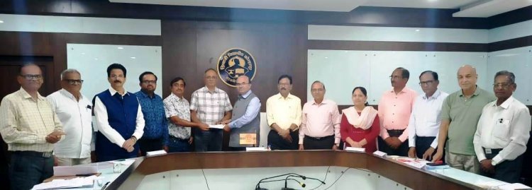 भगवान महावीर अध्यासनासाठी वसंतराव चौगुले ट्रस्टकडून एक लाख