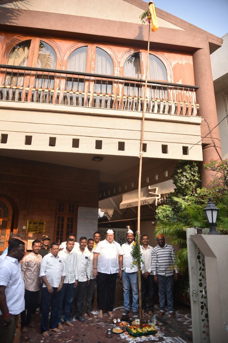 पालकमंत्री हसन मुश्रीफ यांनी घरासमोर उभारली गुढी