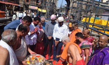 श्री अंबाबाई गरुड मंडपाच्या नुतन काष्ठस्तंभाची उभारणी संपन्न..!