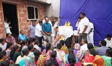 अपघातात मृत दलित कार्यकर्त्याच्या कुटुंबीयांना मंत्री हसन मुश्रीफ यांची दोन लाखांची मदत