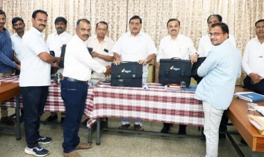 ‘गोकुळ’ तर्फे कृत्रिम रेतन सेवकांना रेतन साहित्य वाटप