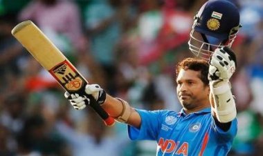 क्रिकेटच्या देवाचा 52 वा वाढदिवस , 16 व्या वर्षीच केले होते डेब्यू , अशी आहे कारकीर्द