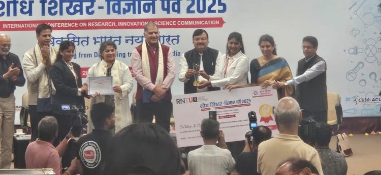 संजय घोडावत विद्यापीठाच्या एमबीए विद्यार्थिनींना सर्वोत्कृष्ट संशोधन पेपर व रोख पारितोषिकासह सुवर्ण पदक..!