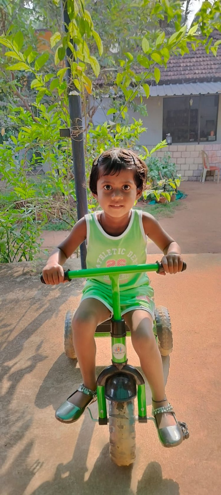 आ.सतेज पाटील यांचं दातृत्व, दुर्मिळ आजार झालेल्या ओवी पुजारीच्या उपचारासाठी मदत ..!