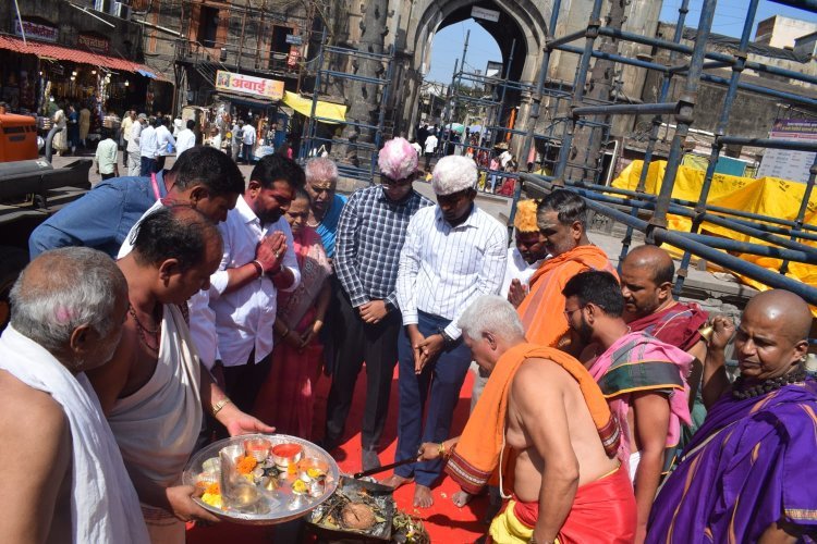 श्री अंबाबाई गरुड मंडपाच्या नुतन काष्ठस्तंभाची उभारणी संपन्न..!